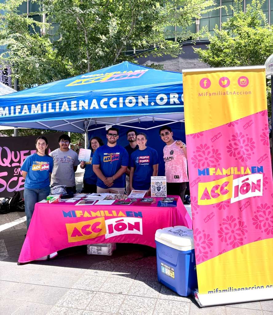 Mi Familia en Acción outreach table