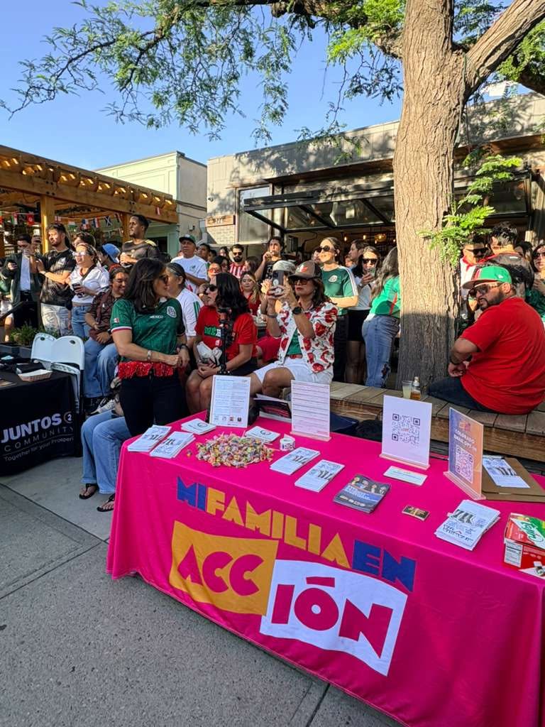 Mi Familia en Acción table at a community event